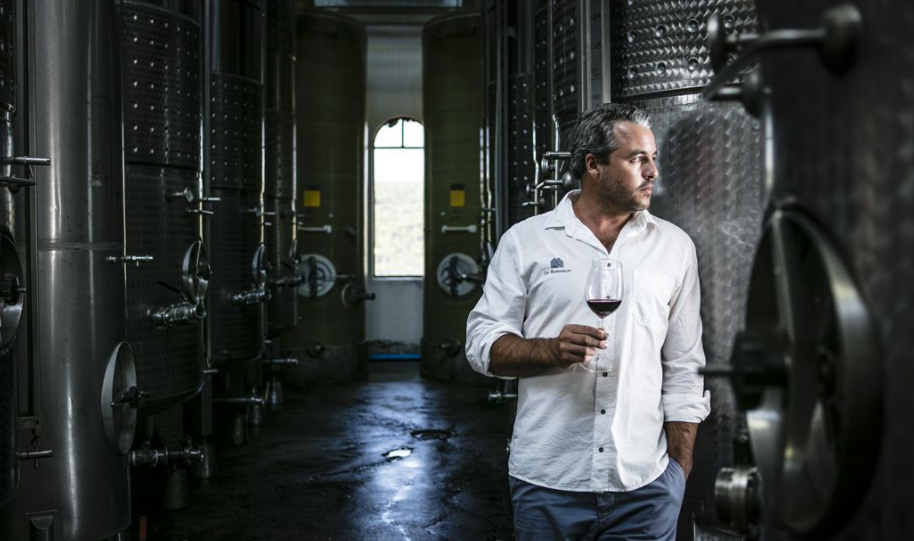 Winemaker William Wilkinson Le Bonheur Photo prise dans le chai