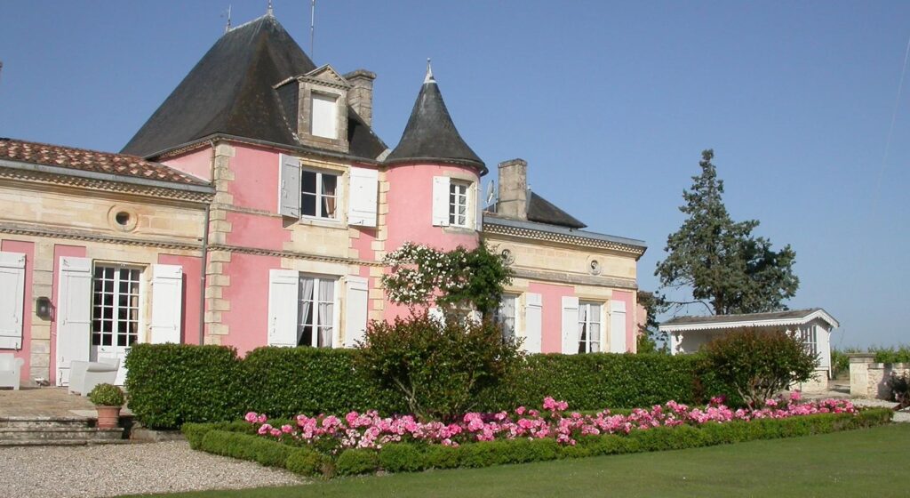Château Loudenne, le château Rose avec sa roseraie