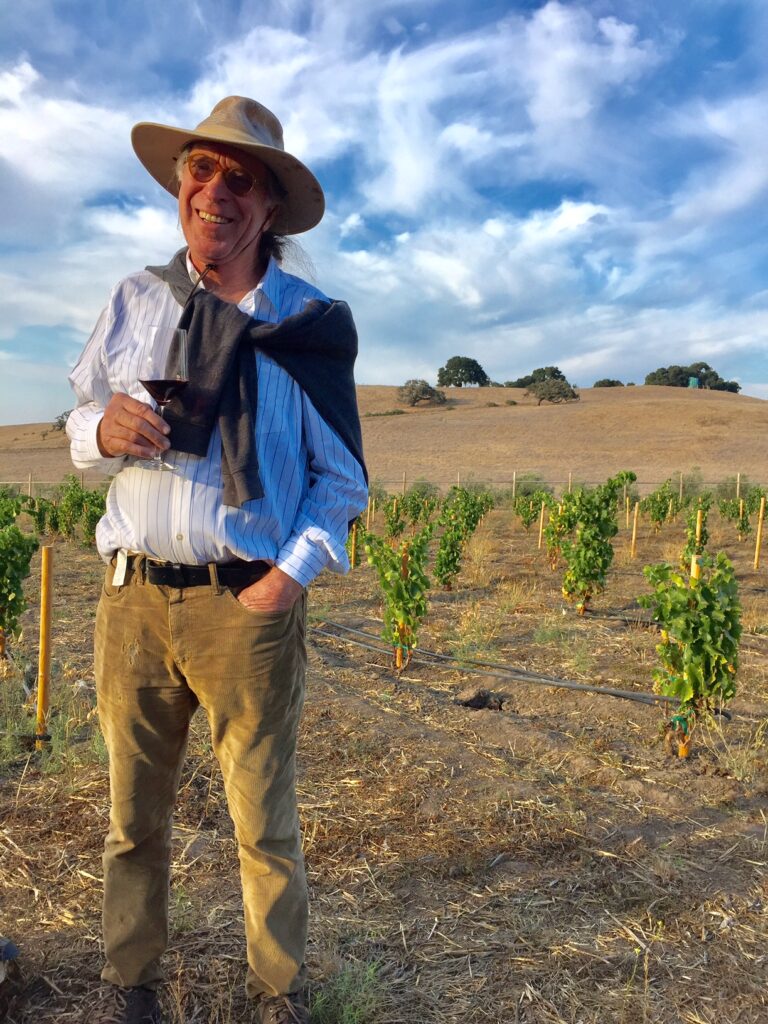 Randall Grahm dans ses vignobles